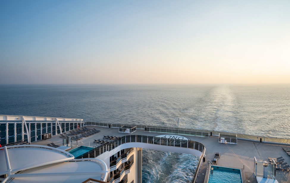 Zen Pool con vista mare MSC World Asia