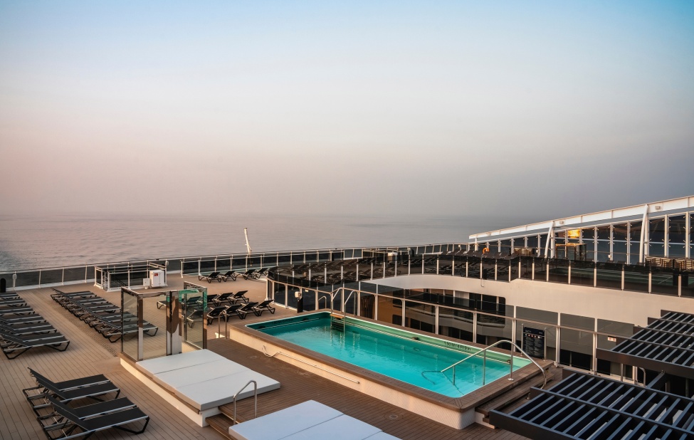 Zen Pool al tramonto MSC World Asia